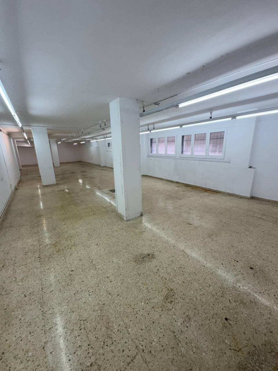 Wide expansion area with structural columns